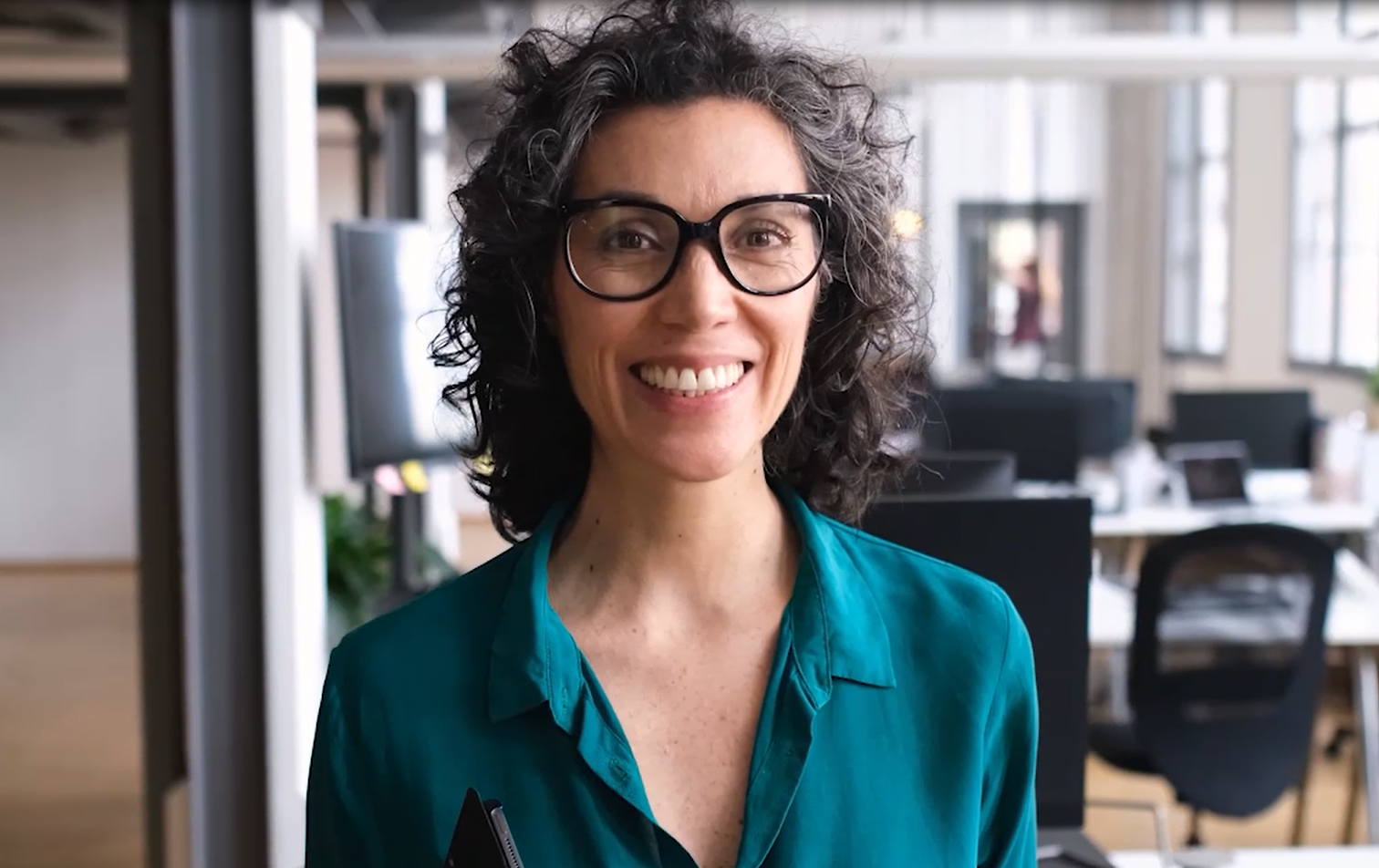 lächelnde weibliche Person mit Brille